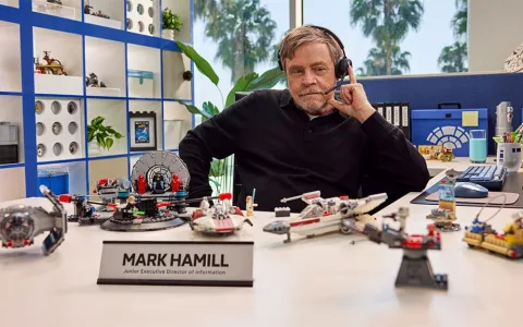 Mark Hamill dzieli się z dziećmi swoją miłością do zabawki LEGO SMART