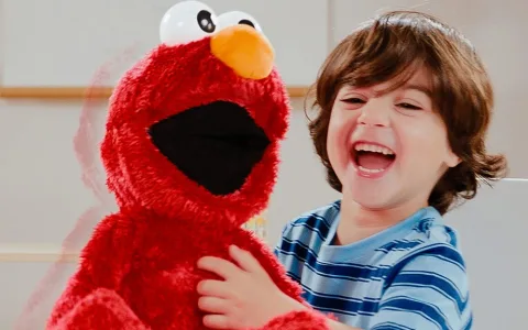 Śmiej się głośno z zabawką Just Play Csikis Elmo!