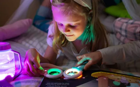 Glo Pals rozświetla opowiadanie nowymi świecącymi książkami