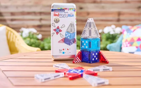 MAGNA-TILES czerwono-biało-niebieski 24-elementowy zestaw podróżny