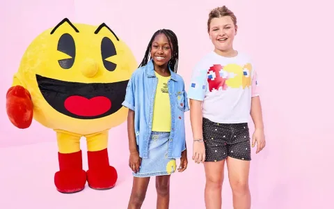Pokaż modę lat 90. podczas zabawy nowymi lalkami Clueless Bratz