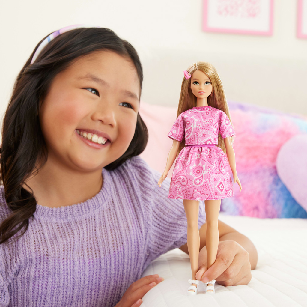 Barbie: Fashionista Przyjaciółki stylowa lalka modowa w różowej sukience w wzór chusty - Mattel zdjęcie 4