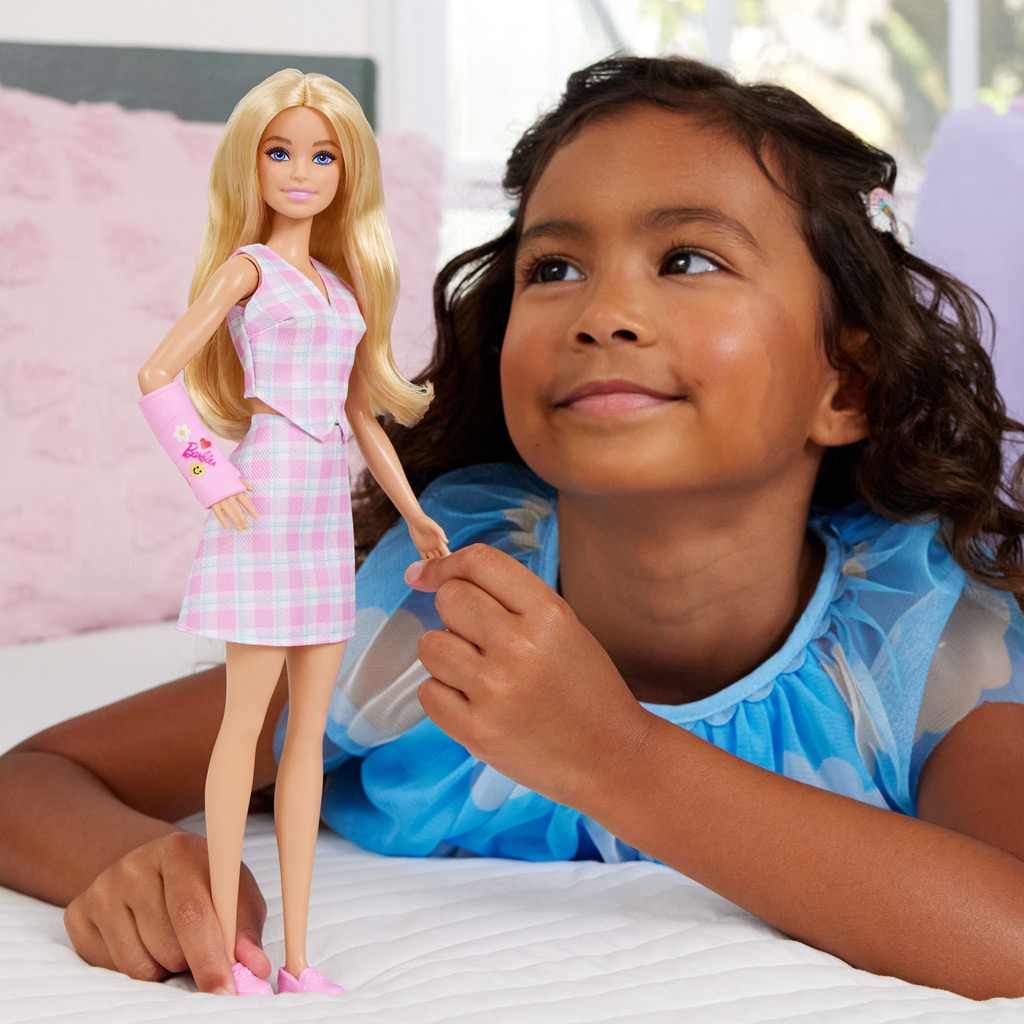Barbie: Przyjaciółki Fashionista stylowa lalka modowa w różową kratkę w gipsie – Mattel zdjęcie 5