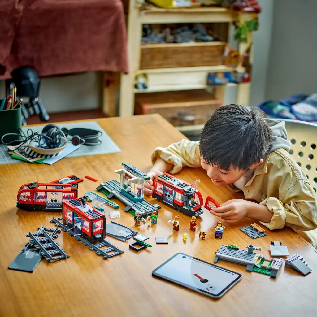 LEGO® City: Tramwaj miejski i przystanek (60423) zdjęcie 4