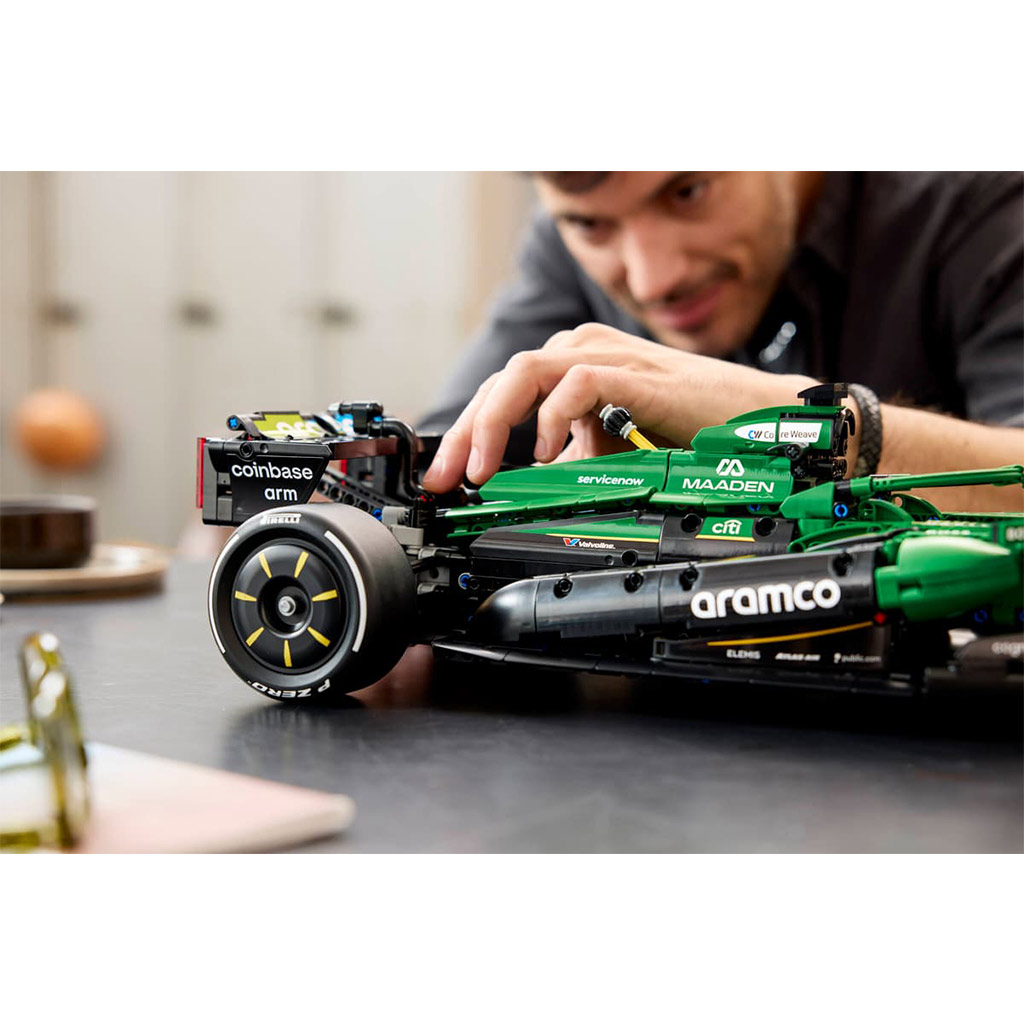 LEGO® Technic: Aston Martin Aramco AMR25 F1® samochód (42240) zdjęcie 12