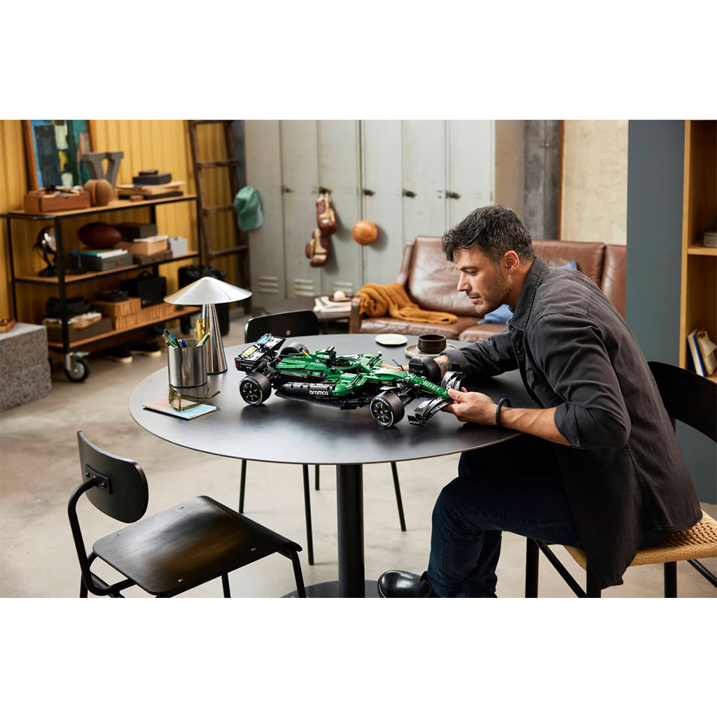 LEGO® Technic: Aston Martin Aramco AMR25 F1® samochód (42240) zdjęcie 13