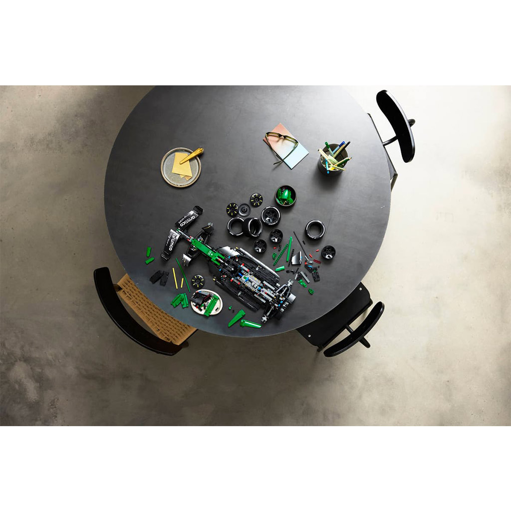 LEGO® Technic: Aston Martin Aramco AMR25 F1® samochód (42240) zdjęcie 8