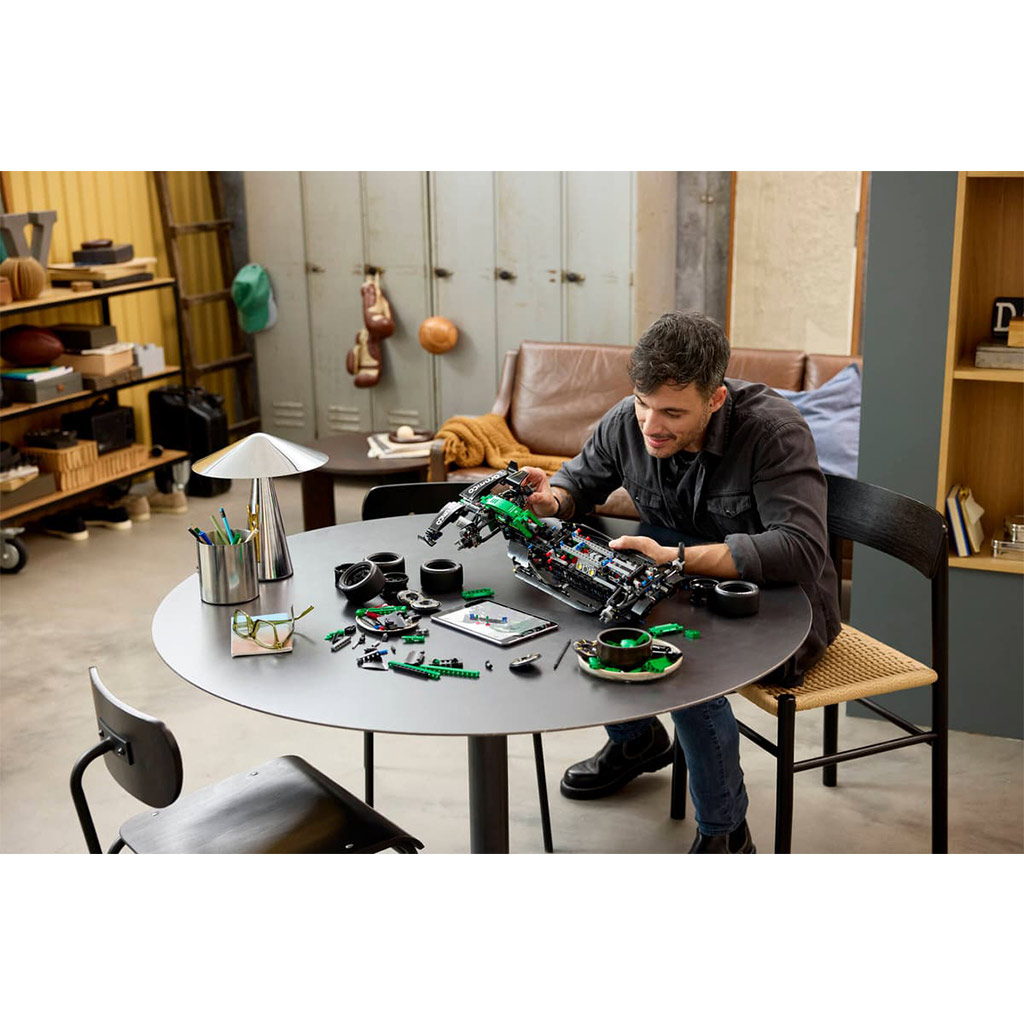 LEGO® Technic: Aston Martin Aramco AMR25 F1® samochód (42240) zdjęcie 9