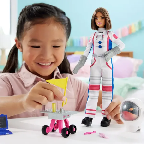 Barbie: Zestaw do zabawy z okazji 65. rocznicy kariery - Lalka astronautka z akcesoriami - Mattel zdjęcie 5