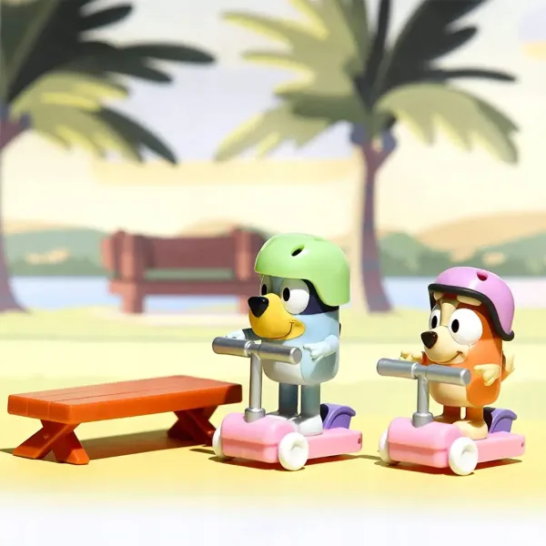 Bluey: Zestaw figurek Bluey i Bingo na hulajnogach zdjęcie 3