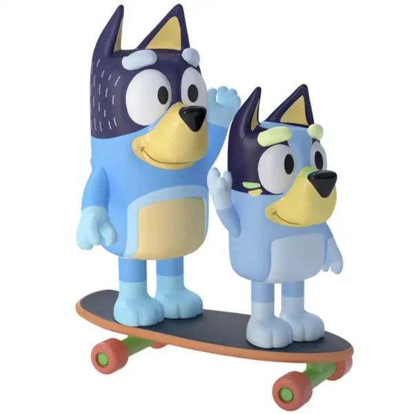 Bluey: Zestaw figurek do zabawy z Banditem i Blueyem na deskorolce zdjęcie 2