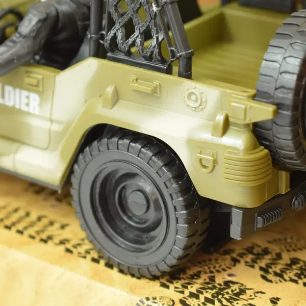Combat Force 9: Wojskowy pojazd terenowy z żołnierzem i bronią 22cm zdjęcie 5