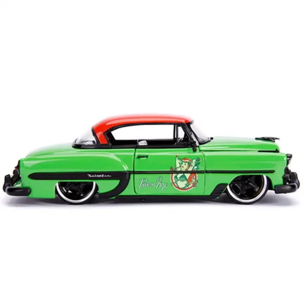 DC Comics: Figurka Trującego Bluszczu i model samochodu 1953 Chevy Bel Air w skali 1/24 - Simba Toys zdjęcie 3