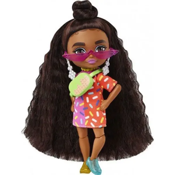 Ekstrawagancka mini lalka Barbie w nie do pary butach - Mattel zdjęcie 3