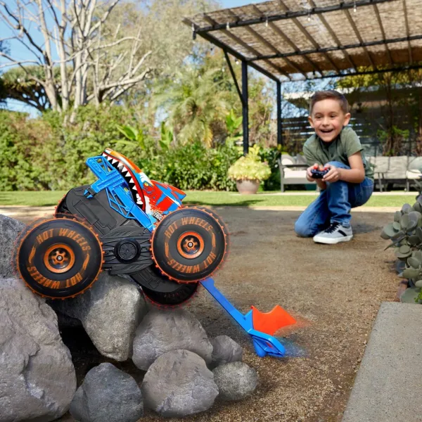 Hot Wheels Monster Trucks: Mega Tiger Shark RC samochód zdalnie sterowany - Mattel zdjęcie 3
