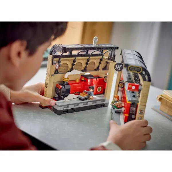 LEGO® Harry Potter: Książkowy zakątek: Ekspres do Hogwartu™ (76450) zdjęcie 8