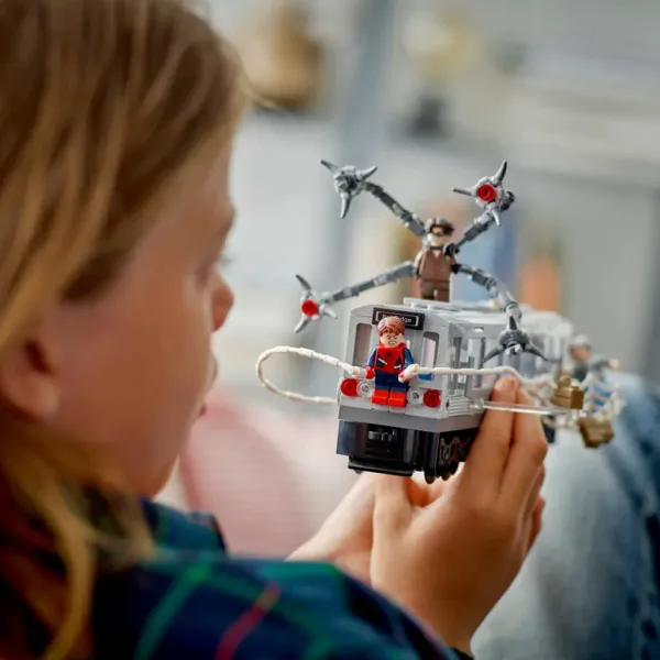 LEGO® Marvel: Pojedynek Spider-Mana i Doktora Ocka w wagonie metra (76321) zdjęcie 5