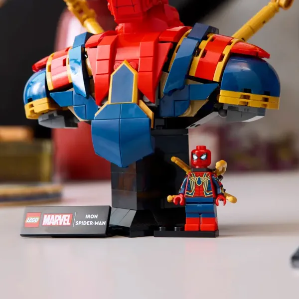 LEGO® Marvel: Popiersie Iron Spider-Mana (76326) zdjęcie 4