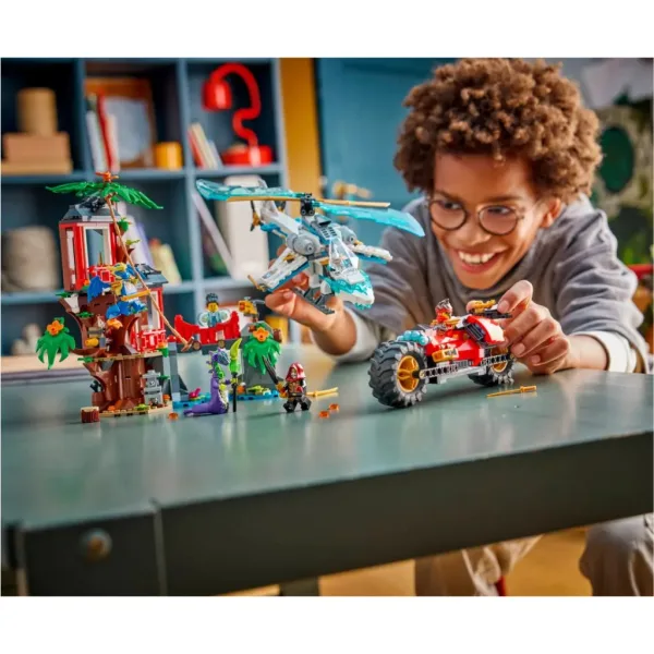 LEGO® Ninjago: Pojedynek pojazdów ninja przy domku na drzewie (71857) zdjęcie 4
