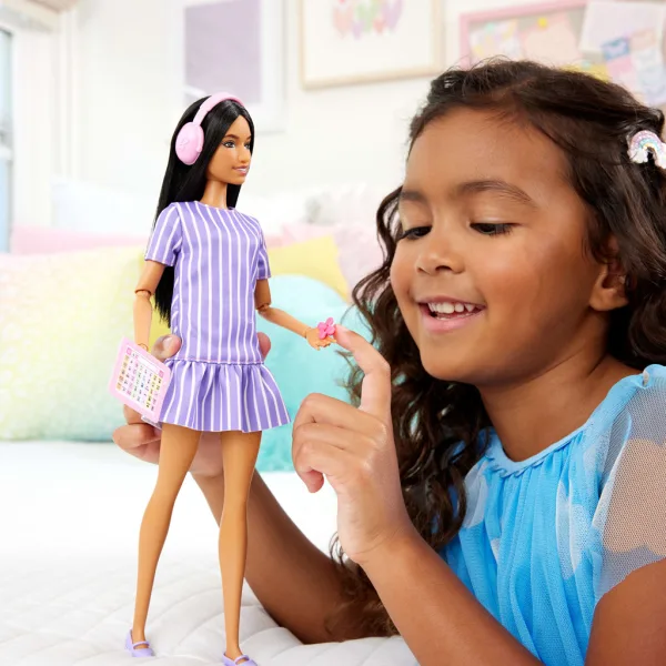 Barbie: Fashionista Przyjaciółki stylowa lalka modowa z słuchawkami w fioletowej sukience – Mattel zdjęcie 5