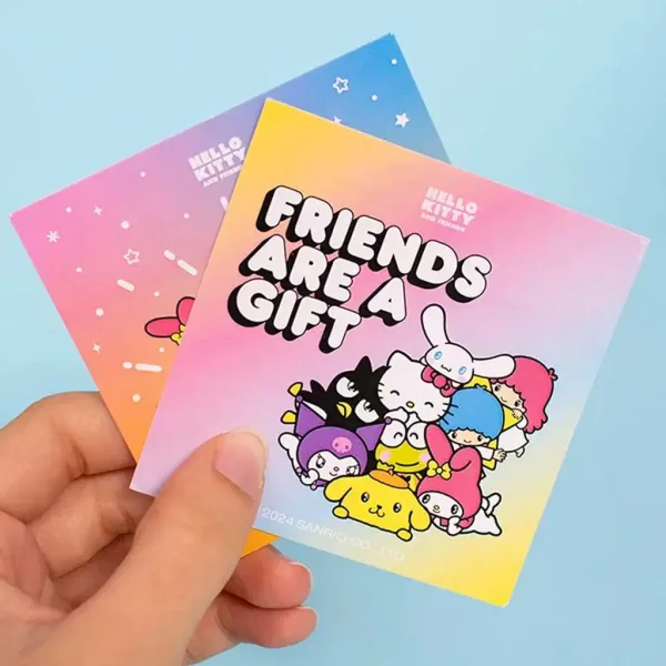 Hello Kitty pudełko niespodzianka z figurką i naklejkami zdjęcie 2