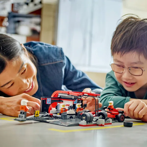 LEGO® City: F1®-owy pit stop i zespół z samochodem Ferrari (60443) zdjęcie 3