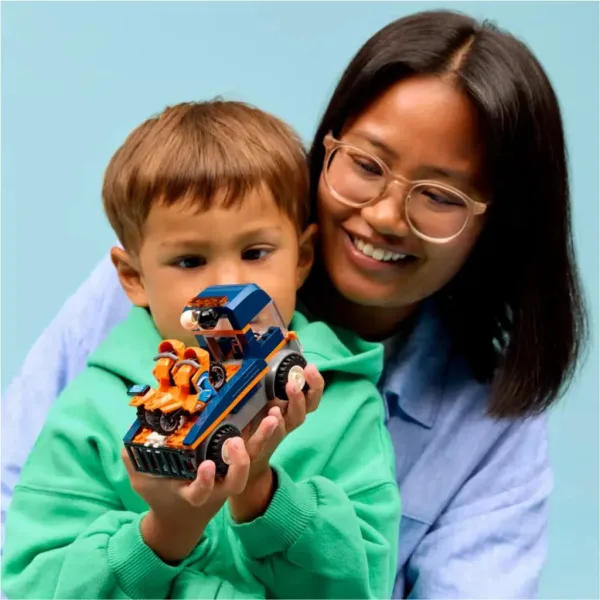 LEGO® City: Pojazd do transportu silników (60491) zdjęcie 4
