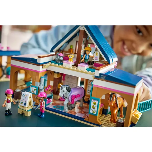 LEGO® Friends: Stajnia i szkoła jeździecka (42688) zdjęcie 9
