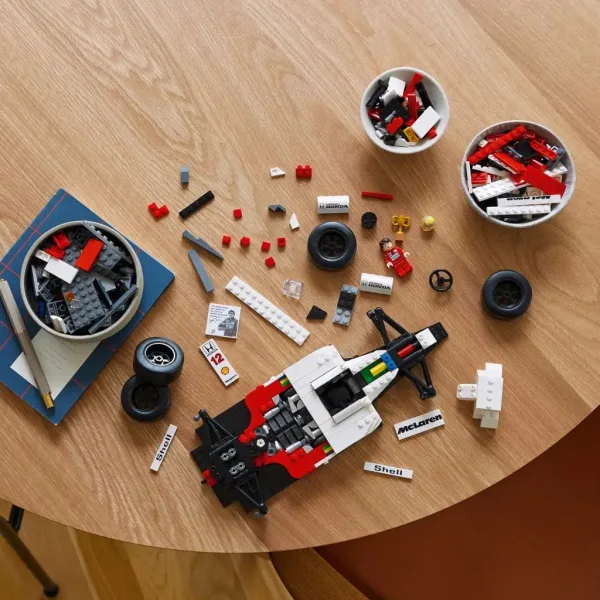 LEGO® Icons: McLaren MP4/4 i Ayrton Senna (10330) zdjęcie 6