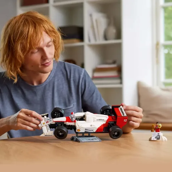 LEGO® Icons: McLaren MP4/4 i Ayrton Senna (10330) zdjęcie 7