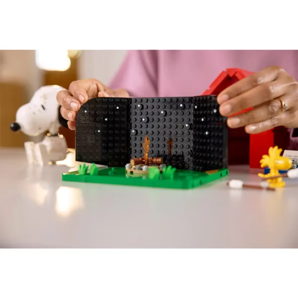 LEGO® Ideas: Peanuts: Domek dla psa Snoopy (21368) zdjęcie 13