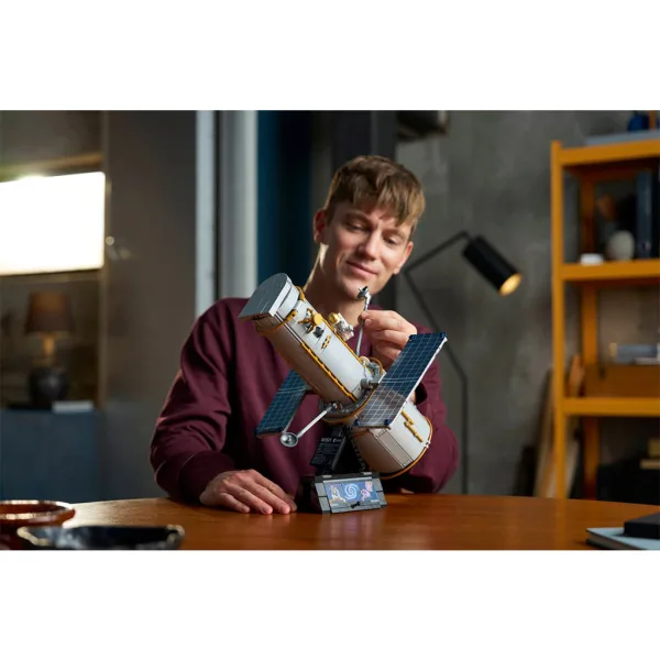 LEGO® Icons: Teleskop kosmiczny Hubble (11383) zdjęcie 13