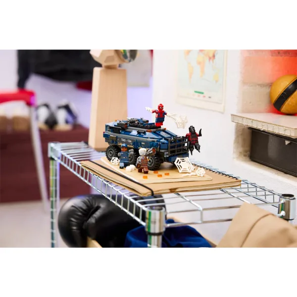 LEGO® Marvel: Spider-Man: pościg za transportem (76349) zdjęcie 8