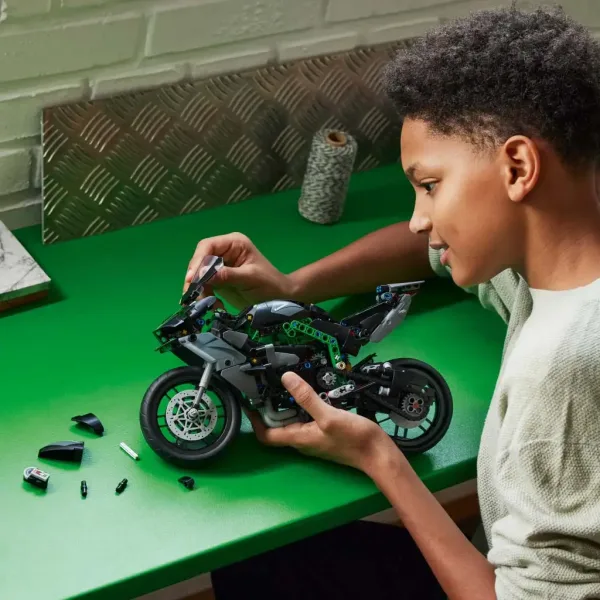 LEGO® Technic: motocykl Kawasaki Ninja H2R (42170) zdjęcie 5