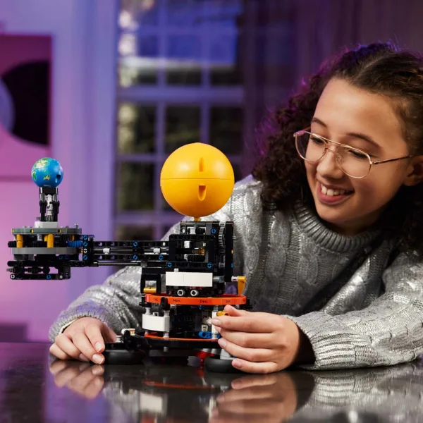 LEGO® Technic: Ziemia i krążący wokół niej Księżyc (42179) zdjęcie 7