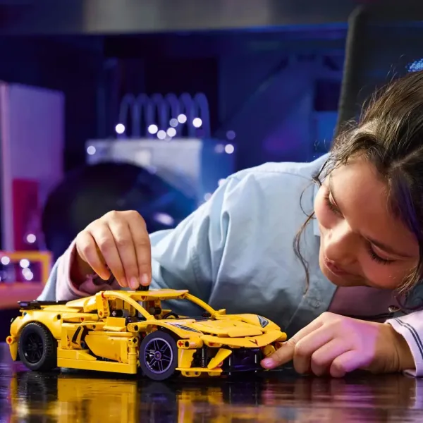 LEGO® Technic: Chevrolet Corvette Stingray (42205) zdjęcie 4