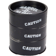 Czarny slime w miniaturowej beczce na olej