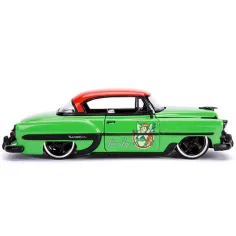 DC Comics: Figurka Trującego Bluszczu i model samochodu 1953 Chevy Bel Air w skali 1/24 - Simba Toys zdjęcie 3