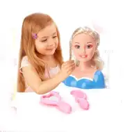 Głowa lalki do czesania z długimi blond włosami w dwóch różnych strojach z akcesoriami.