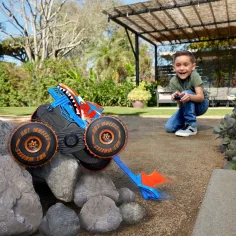Hot Wheels Monster Trucks: Mega Tiger Shark RC samochód zdalnie sterowany - Mattel zdjęcie 3