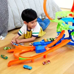 Hot Wheels Stunt Tracks: Zderzenie w powietrzu – zestaw torów z małym samochodzikiem – Mattel zdjęcie 3
