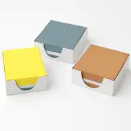 Klejony notes w różnych kolorach, 500 kartek, 8,5x8,5x4,5 cm