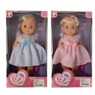 Lalka o blond włosach w ubraniu w dwóch wersjach