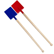 Metalowa łopata z drewnianym trzonkiem o długości 60 cm, dostępna w kilku wariantach.