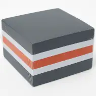 Notatnik w kolorze czarno-biało-pomarańczowym, wymiary 8,5x8,5x4 cm