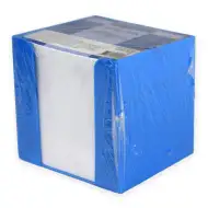 Notatnik w niebieskim pojemniku, 750 kartek, 9x9x9 cm.