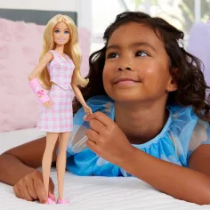 Barbie: Przyjaciółki Fashionista stylowa lalka modowa w różową kratkę w gipsie – Mattel zdjęcie 5
