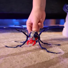 Hex Bots: Skitter Bot interaktywny robot pająk – niebiesko-czerwony - Spin Master zdjęcie 3