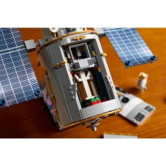 LEGO® Icons: Teleskop kosmiczny Hubble (11383) zdjęcie 16