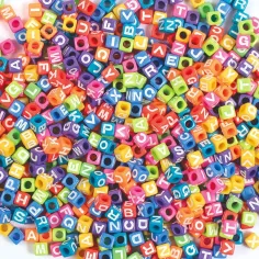 PlayBox: Zestaw kolorowych koralików z literami 300 szt. 7x7x7mm